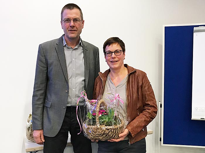 Dr. Franziska Waldow vom Julius-Kühn-Institut (JKI) erfährt Respekt für ihren Bericht über den aktuellen Zulassungs- und Bearbeitungsstand im Rahmen der Lückenindikation für den deutschen Gemüsebau. Vorsitzender Christian Ufen dankt Waldow mit einem Blume