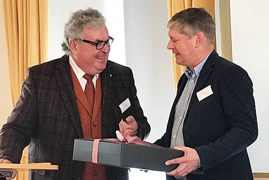 Willi Böck gratuliert Robert Dreesen (rechts) zur Wahl als neuem Vorsitzenden der Gemüse-Selbstvermarkter e.V. und wünscht ihm eine glückliche Hand.