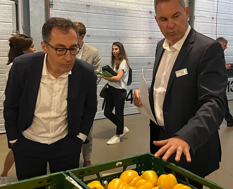 BM Cem Özdemir und Johannes Bliestle während der Betriebsbesichtigung der Reichenau-Gemüse eG Quelle Reichenau-Gemüse eG